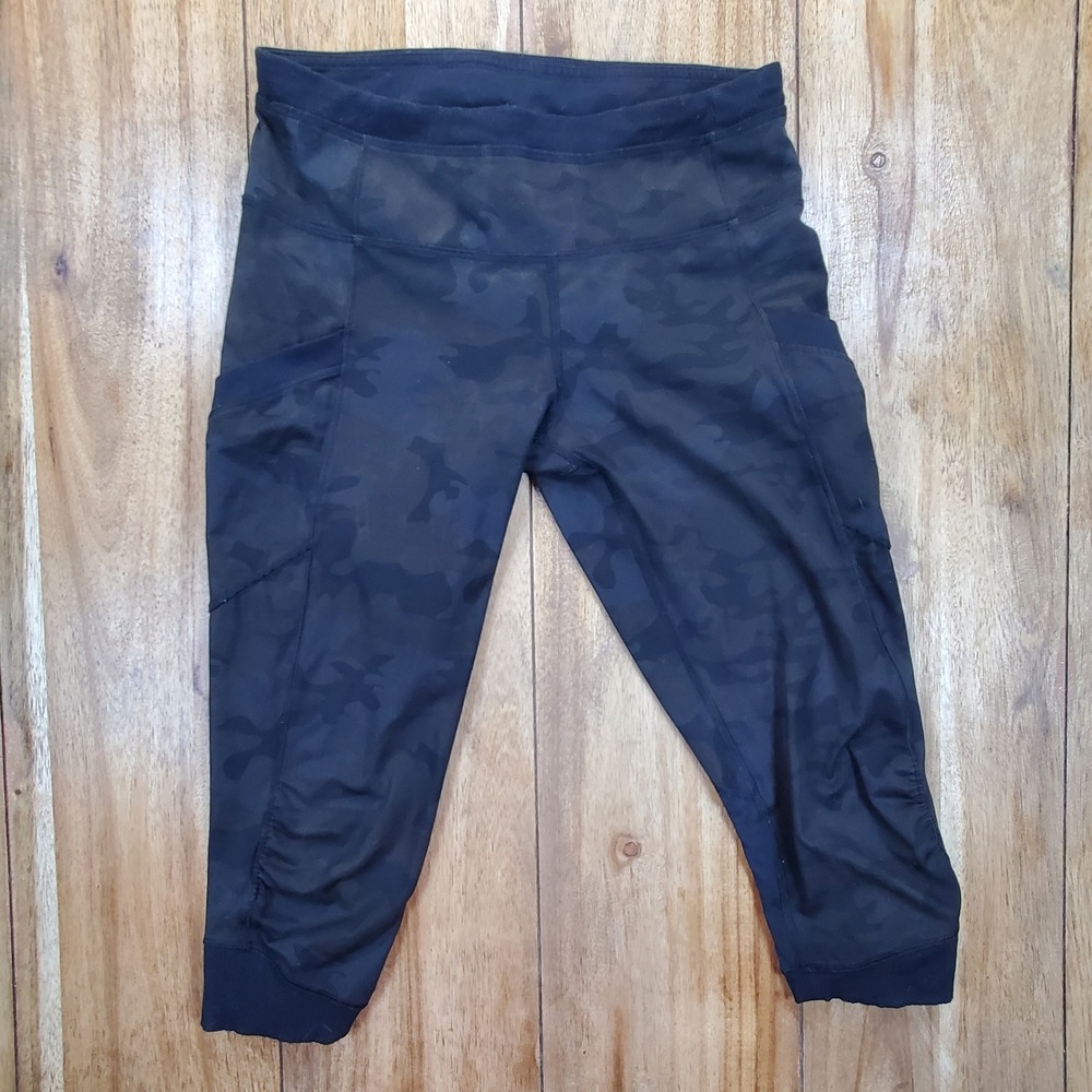 Lululemon Cropped Leggings Women Size 6 Black Camo Ruched Back Side Pockets - Picture 2 of 7